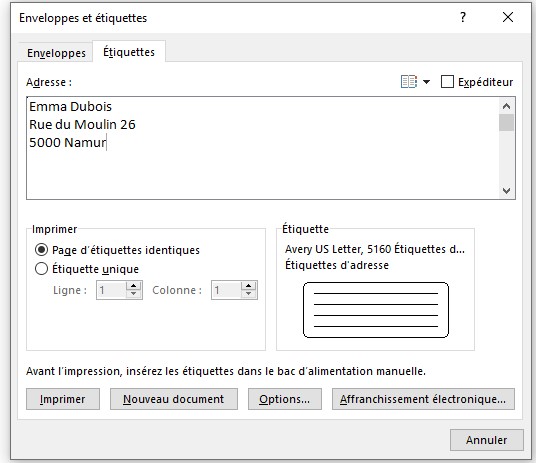 Screenshot van het scherm 'Enveloppen en etiketten' met ingevoerde adresgegevens van één persoon in Word